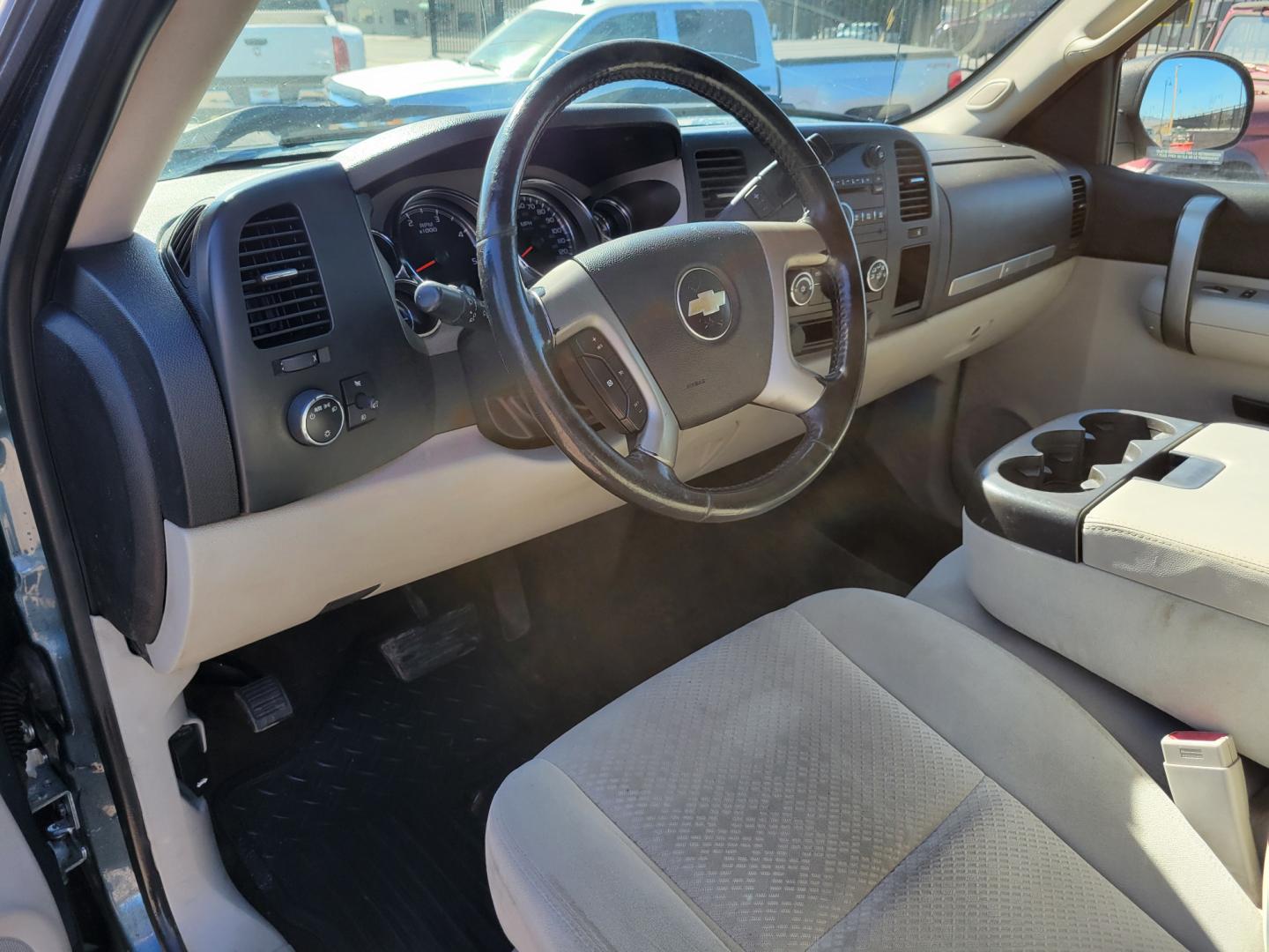2008 Blue /Tan Chevrolet Silverado 2500HD LT (1GCHK23628F) with an 6.6L engine, 5 Speed Automatic transmission, located at 450 N Russell, Missoula, MT, 59801, (406) 543-6600, 46.874496, -114.017433 - $3400 just spent on new tires, New glow plugs, Ball joints, complete 4 wheel brake job including rotors, fresh service etc!! 6.6 Duramax Diesel. Automatic Transmission. 4WD. New Tires. AM FM CD. Power drivers Seat. Air Cruise Tilt. - Photo#11